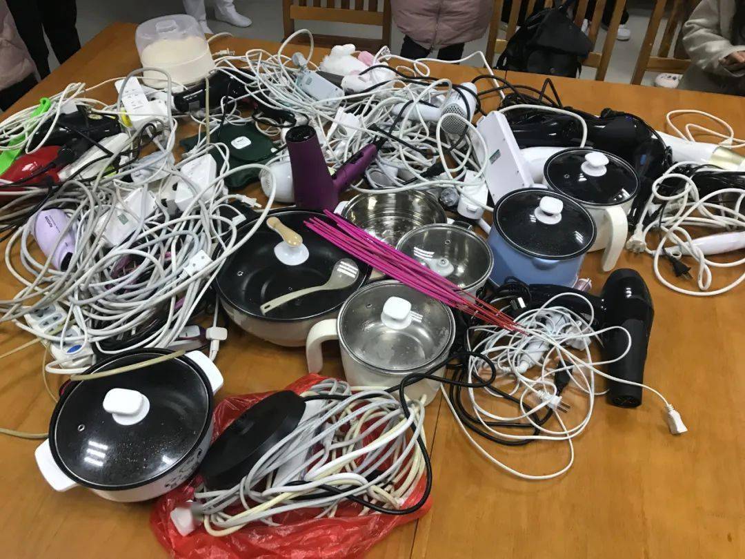 因发生火灾时,不得使用电梯,学生住宿密度大,学生大多缺乏火场逃生