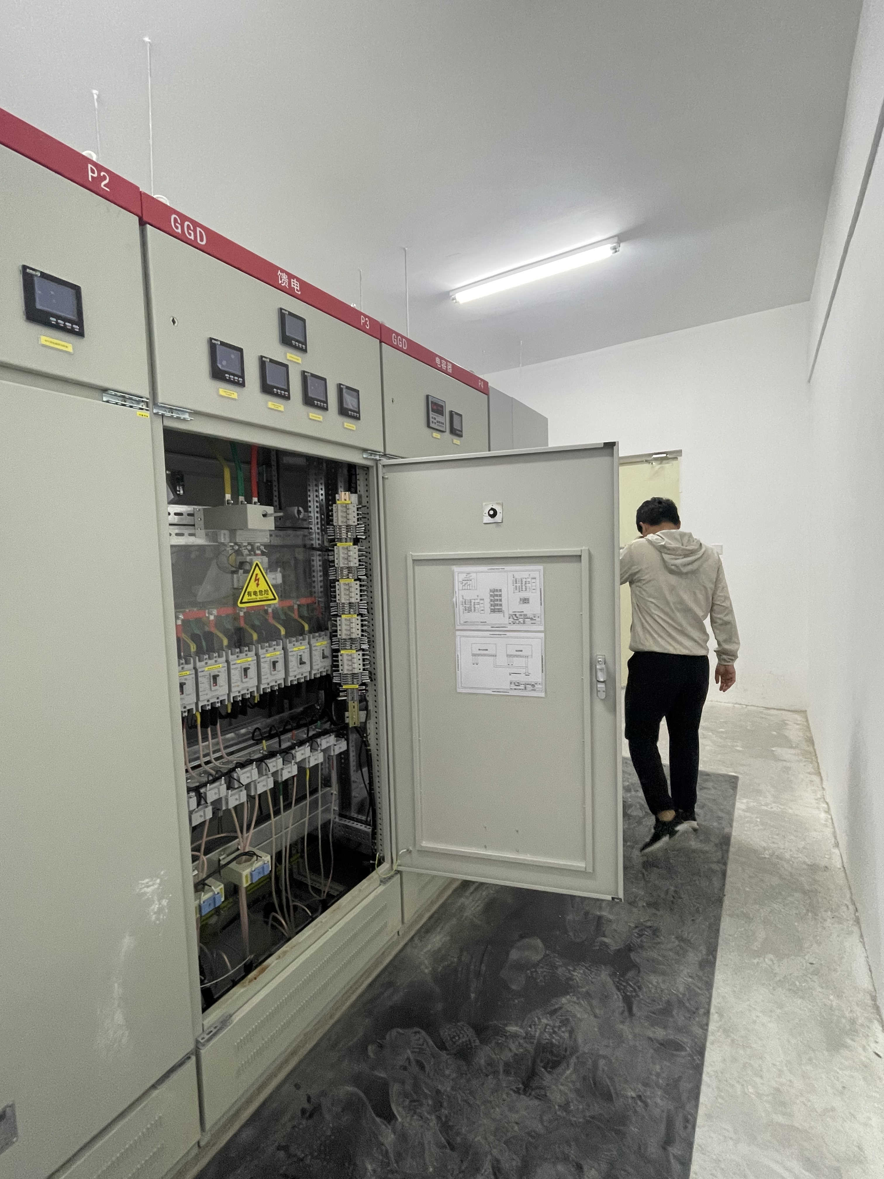 晨晖能源寓电安施工现场